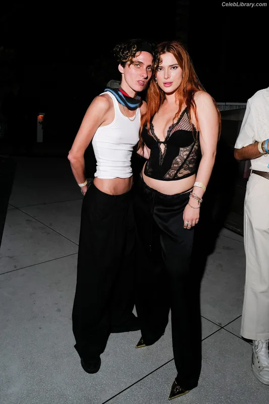 Bella Thorne photo 3 of 3680