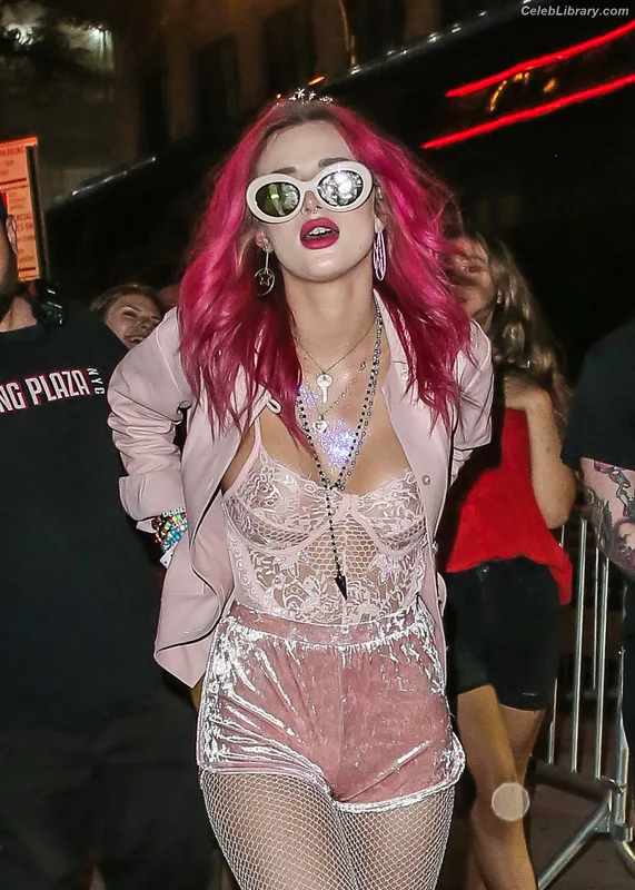 Bella Thorne photo 4 of 3680