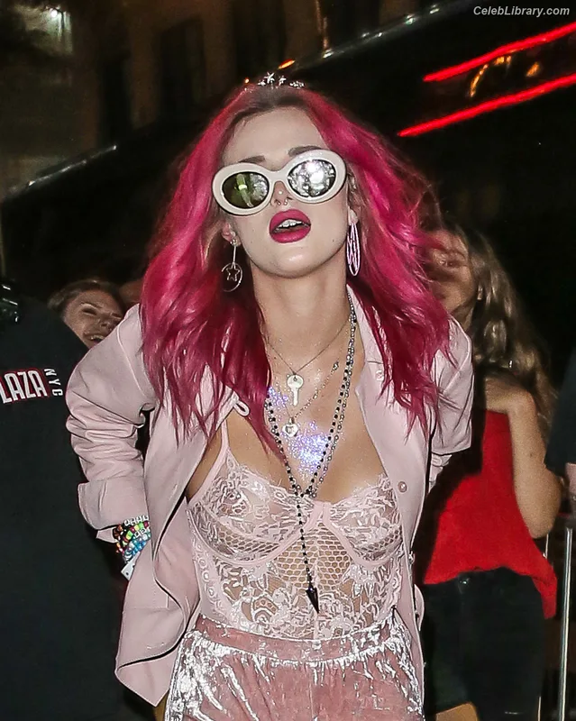 Bella Thorne photo 5 of 3680