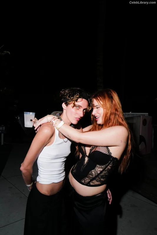 Bella Thorne photo 7 of 3680