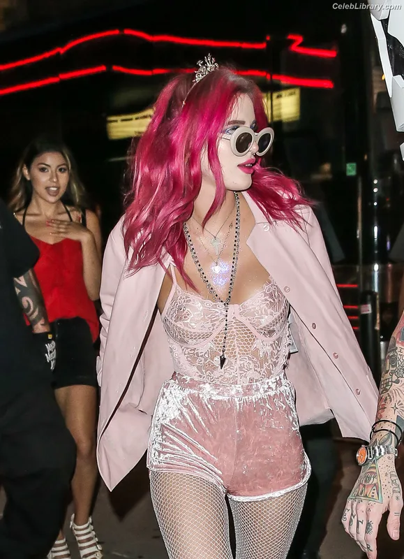 Bella Thorne photo 8 of 3680