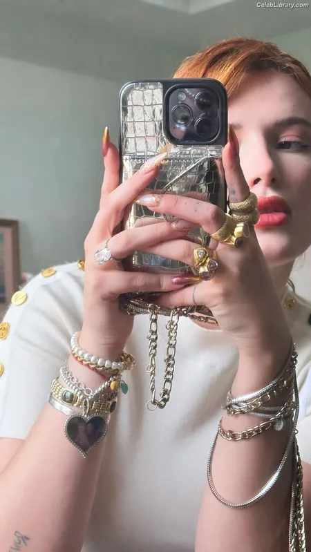 Bella Thorne photo 15 of 3680