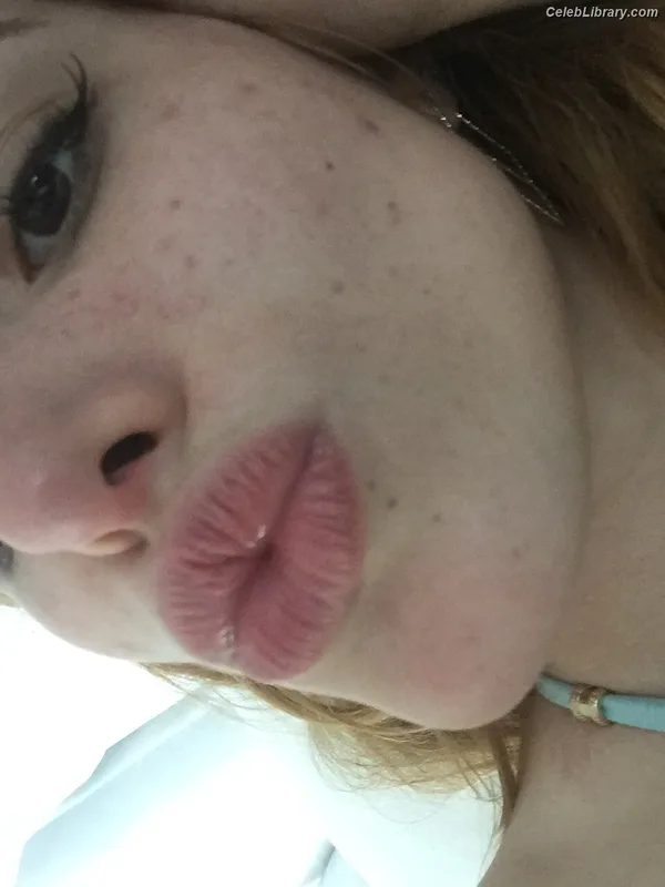 Bella Thorne photo 16 of 3680