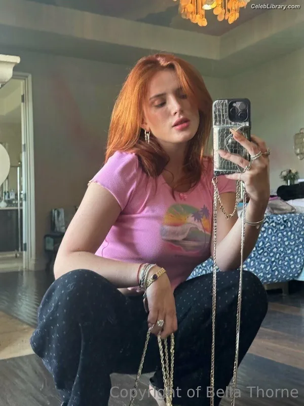Bella Thorne photo 2 of 3680
