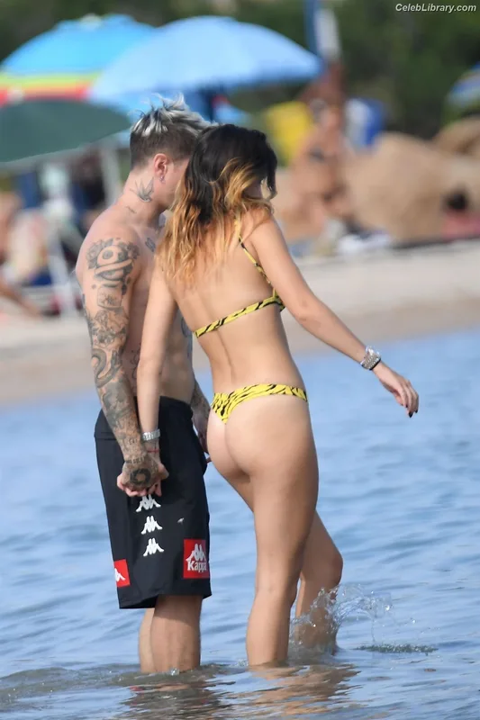 Bella Thorne photo 10 of 3680