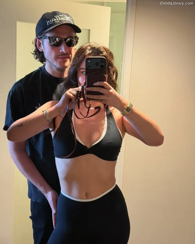 Bella Thorne photo 17 of 3680