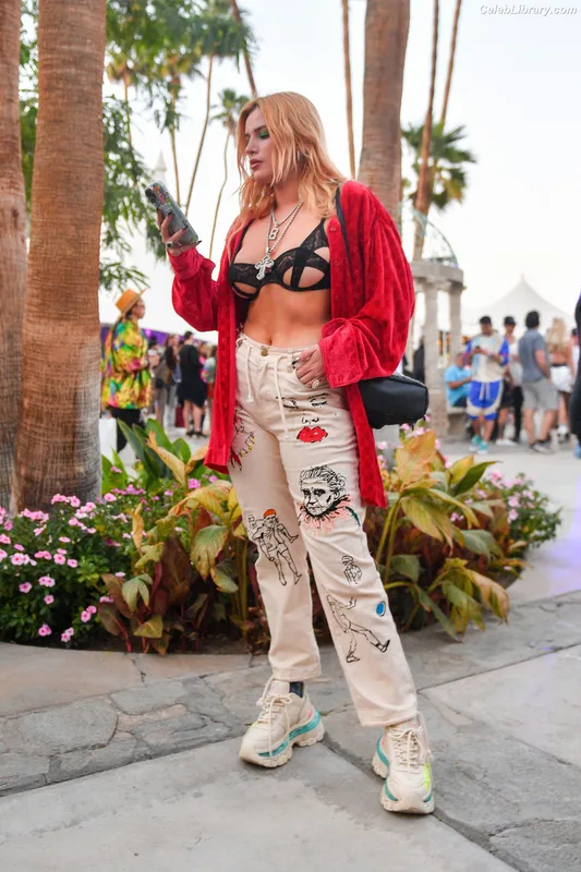 Bella Thorne photo 7 of 3680