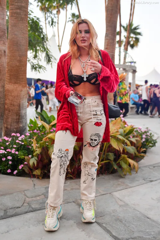 Bella Thorne photo 8 of 3680