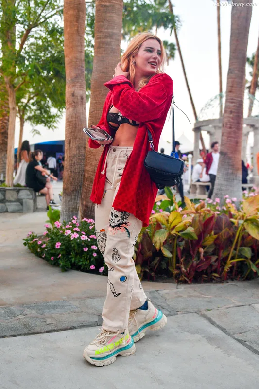 Bella Thorne photo 9 of 3680