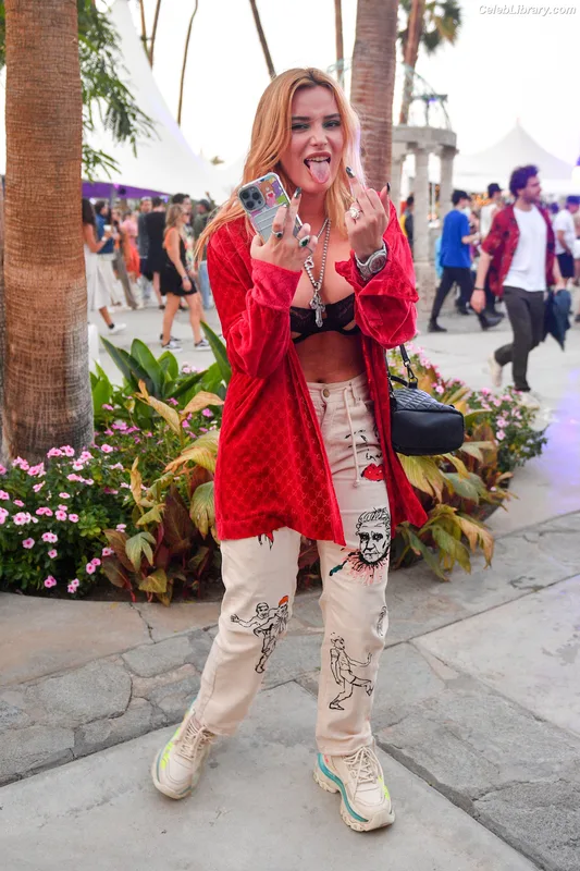 Bella Thorne photo 10 of 3680