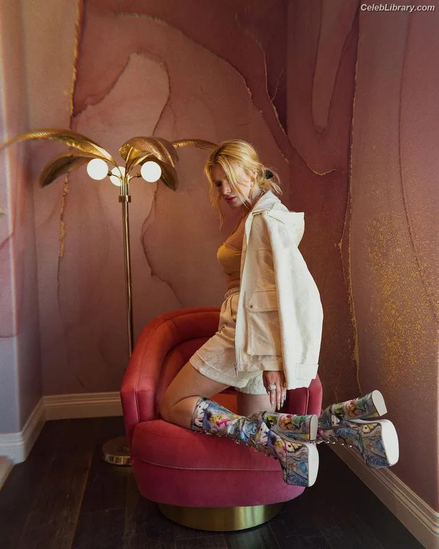 Bella Thorne photo 16 of 3680