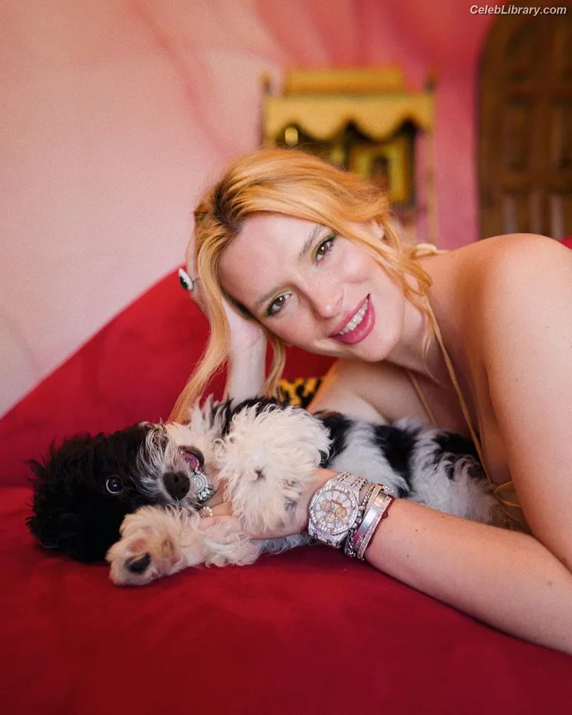 Bella Thorne photo 18 of 3680
