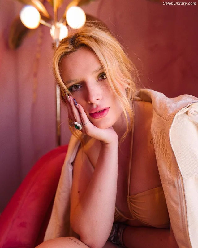 Bella Thorne photo 21 of 3680