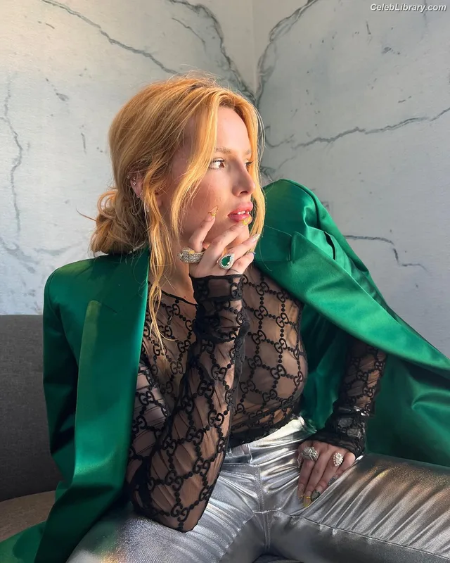Bella Thorne photo 1 of 3680