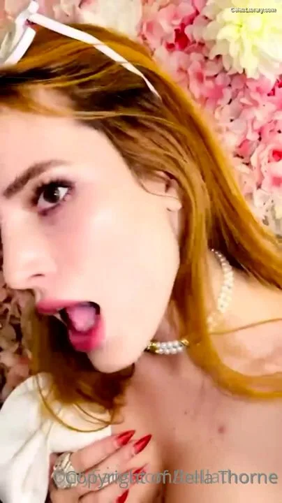 Bella Thorne photo 9 of 3680