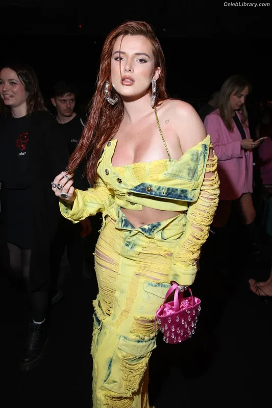 Bella Thorne photo 11 of 3680