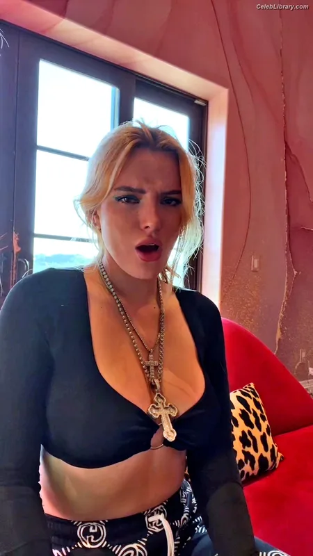 Bella Thorne photo 12 of 3680