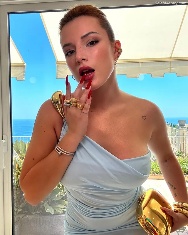 Bella Thorne photo 13 of 3680