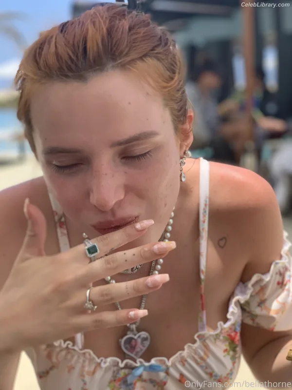 Bella Thorne photo 18 of 3680