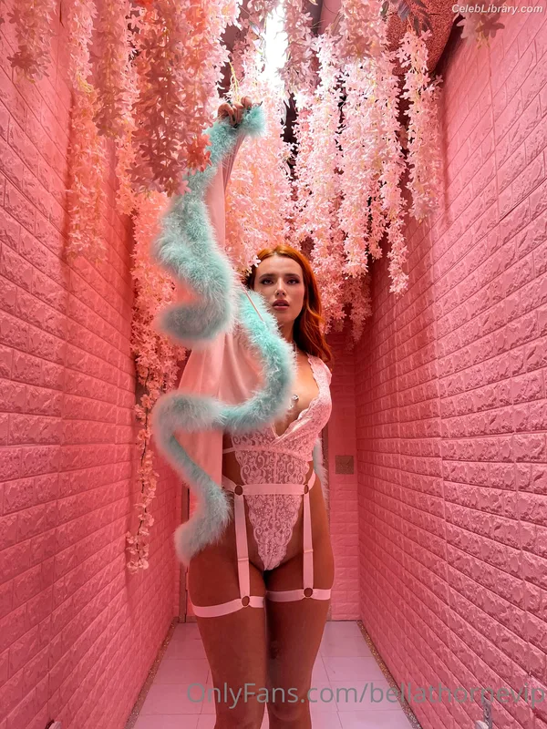 Bella Thorne photo 3 of 3680
