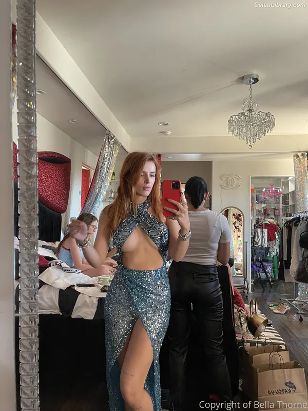 Bella Thorne photo 7 of 3680