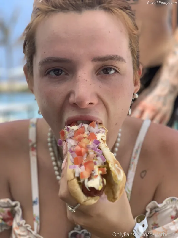 Bella Thorne photo 1 of 3680