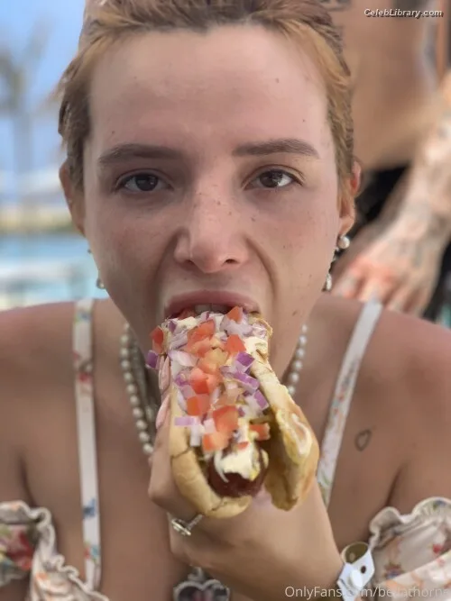 Bella Thorne photo 2 of 3680