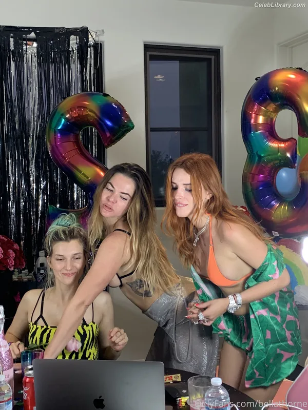 Bella Thorne photo 10 of 3680