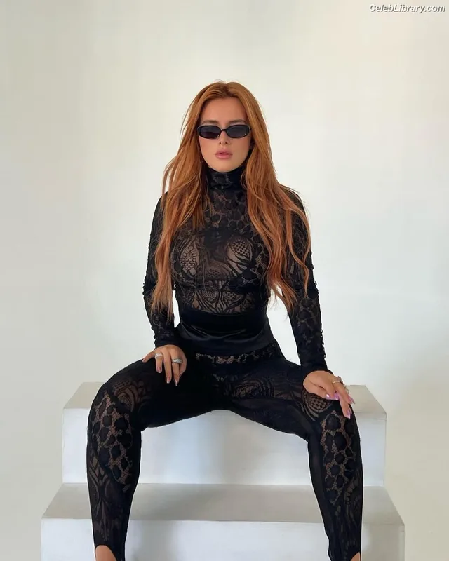 Bella Thorne photo 18 of 3680