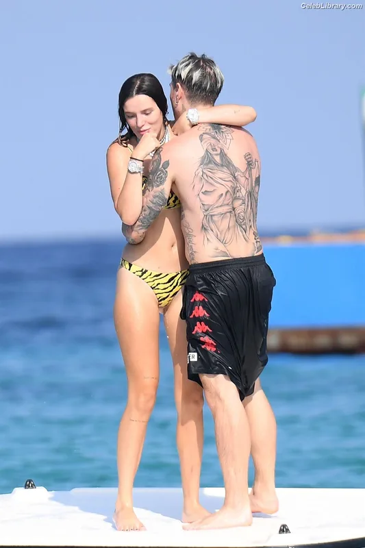 Bella Thorne photo 2 of 3680
