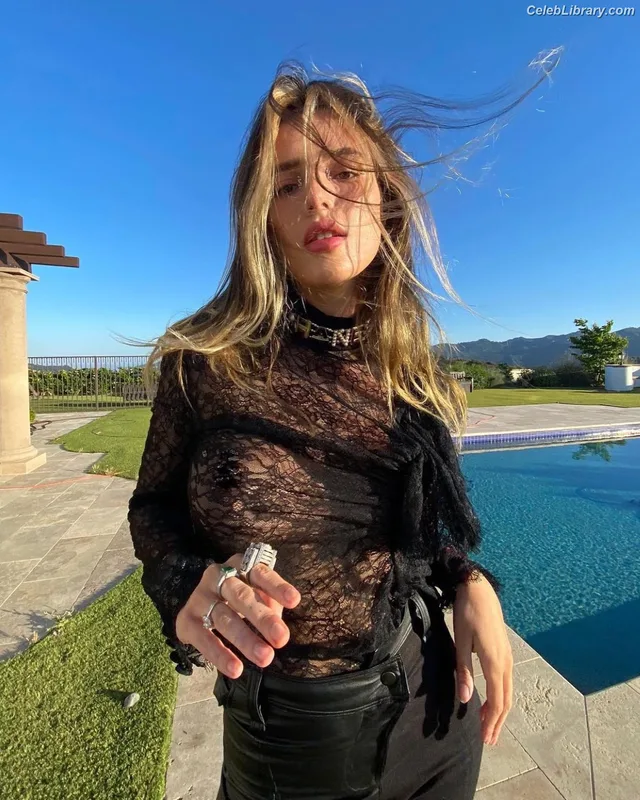 Bella Thorne photo 3 of 3680