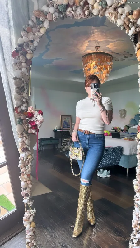 Bella Thorne photo 11 of 3680