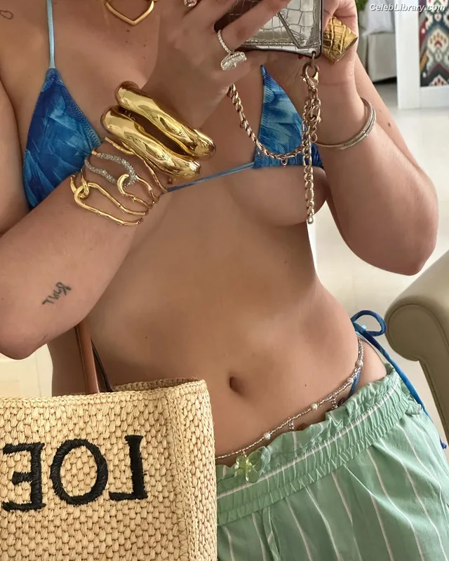 Bella Thorne photo 7 of 3680