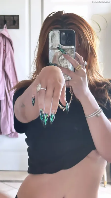 Bella Thorne photo 10 of 3680