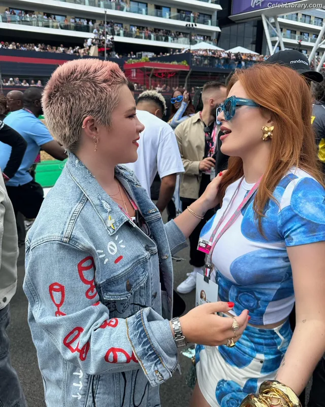 Bella Thorne photo 19 of 3680