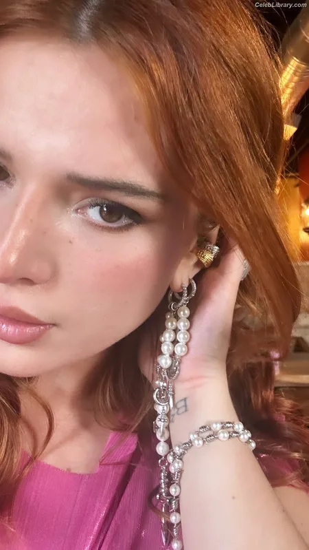 Bella Thorne photo 4 of 3680