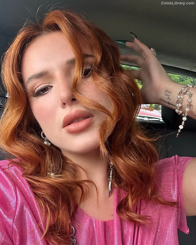 Bella Thorne photo 9 of 3680