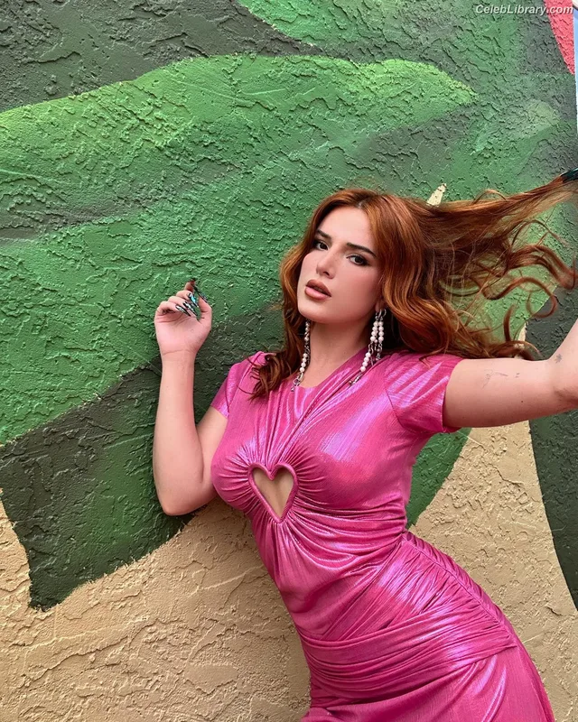 Bella Thorne photo 11 of 3680