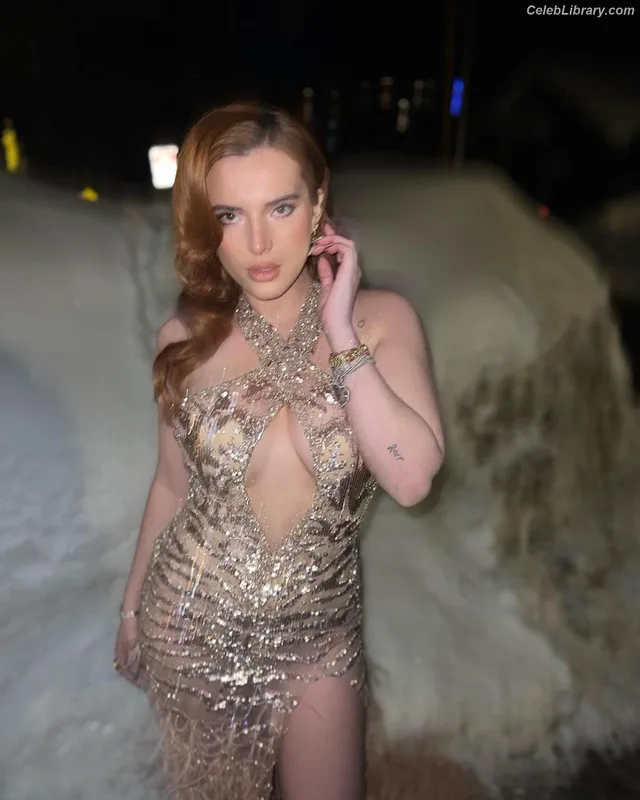 Bella Thorne photo 1 of 3680