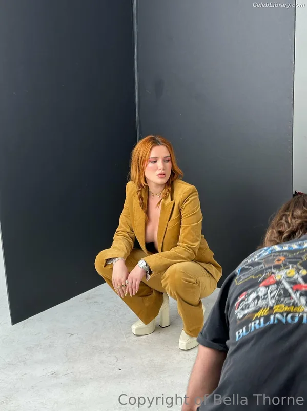 Bella Thorne photo 14 of 3680