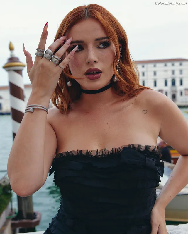 Bella Thorne photo 22 of 3680
