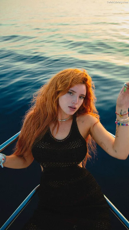 Bella Thorne photo 4 of 3680