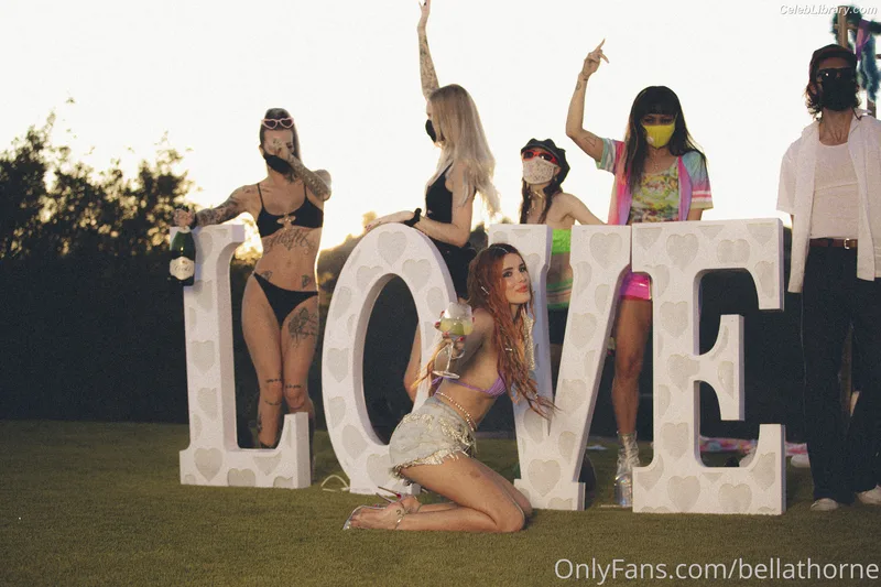 Bella Thorne photo 6 of 3680