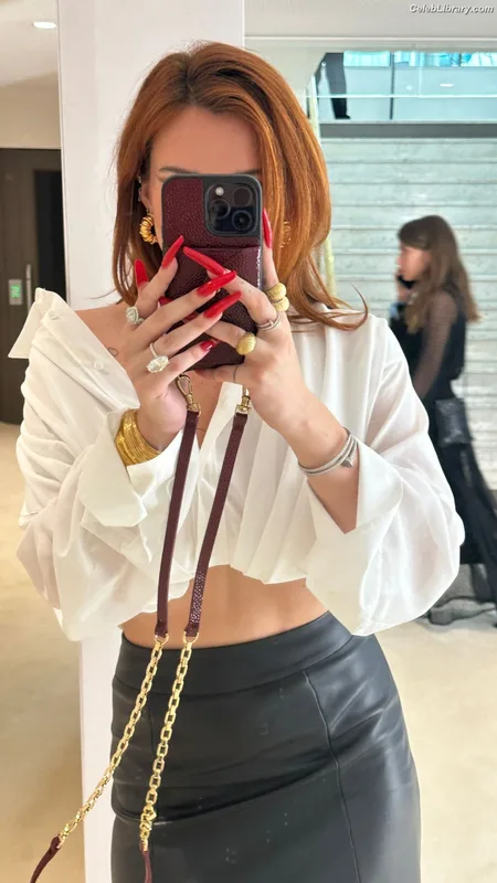 Bella Thorne photo 8 of 3680