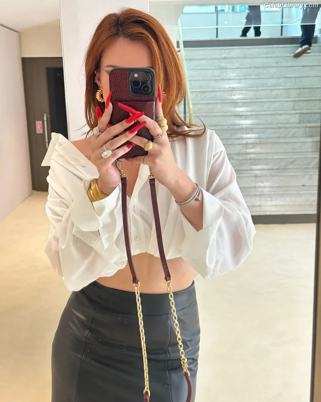 Bella Thorne photo 11 of 3680