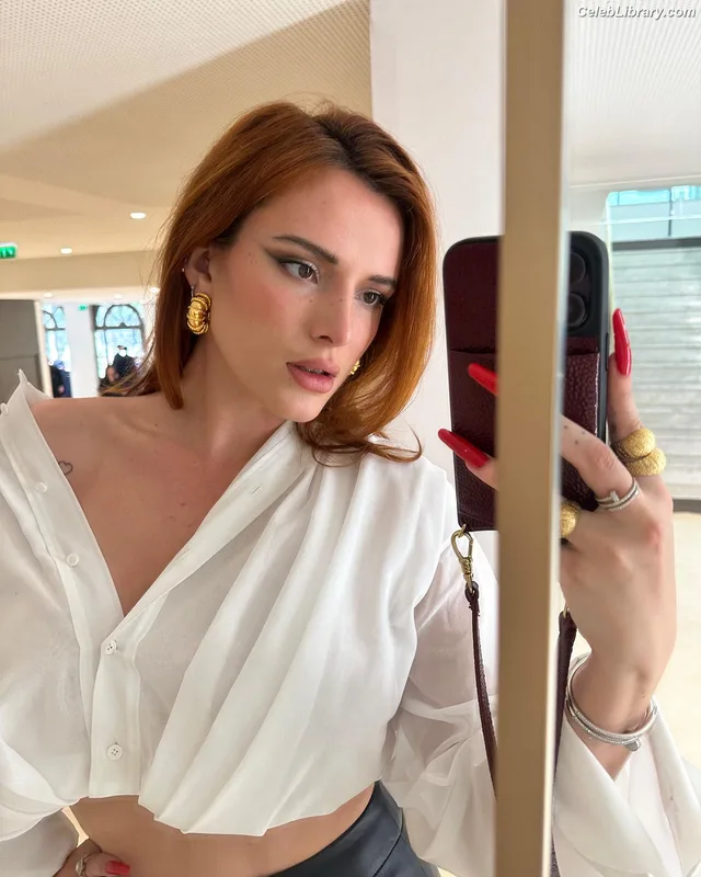 Bella Thorne photo 15 of 3680