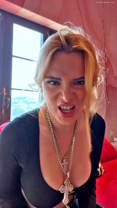 Bella Thorne photo 15 of 3680