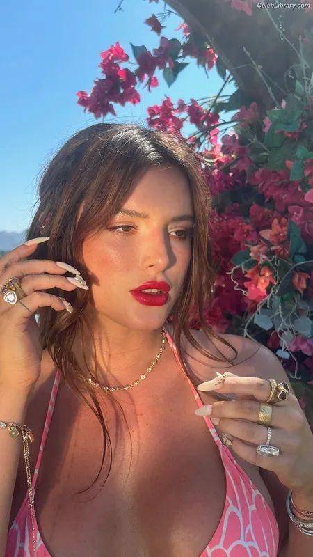 Bella Thorne photo 2 of 3680