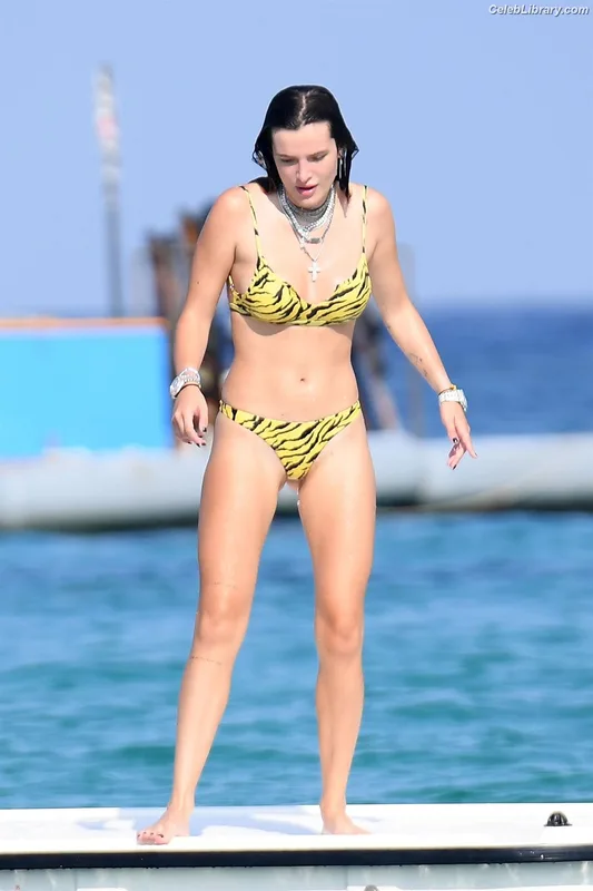 Bella Thorne photo 3 of 3680