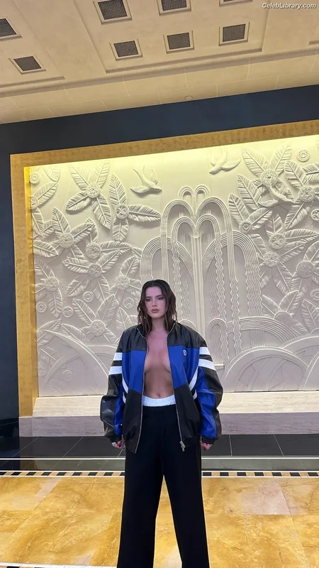 Bella Thorne photo 12 of 3680